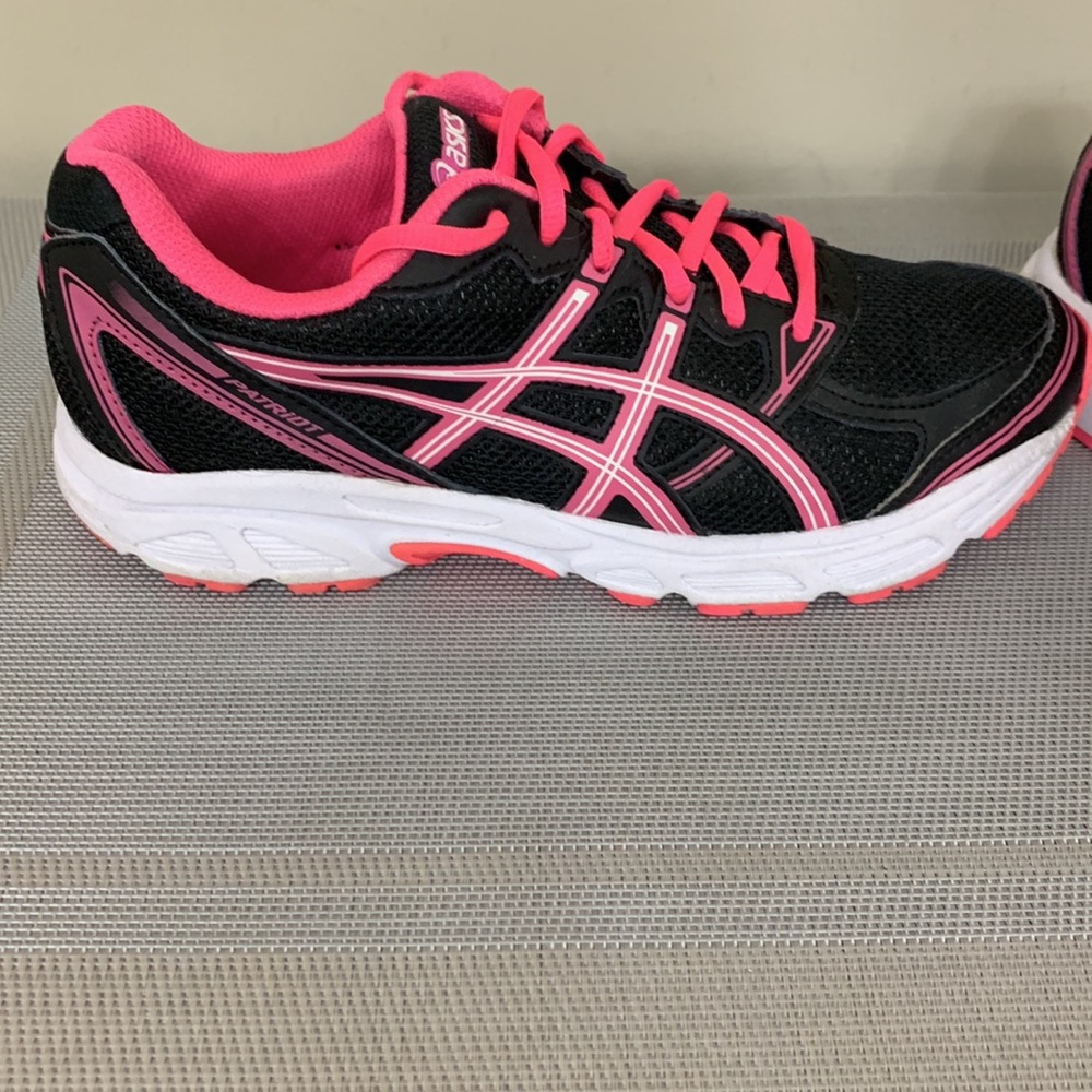 ASICS black and pink athletic shoes. Size 6 girls. Fits size 7 women.